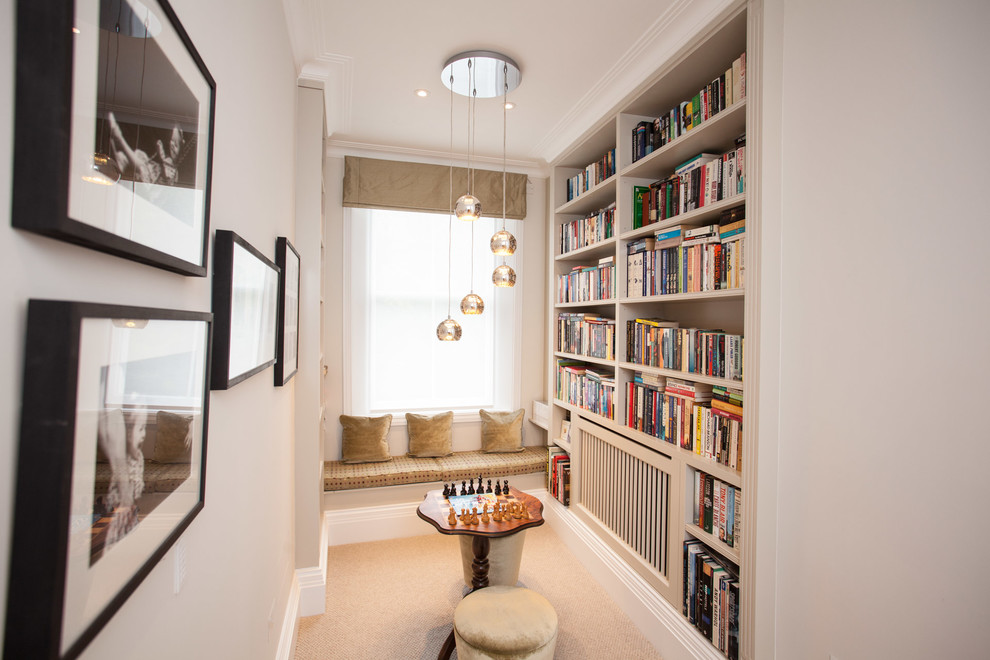Ispirazione per un piccolo studio minimalista con libreria, pareti beige, moquette e pavimento beige