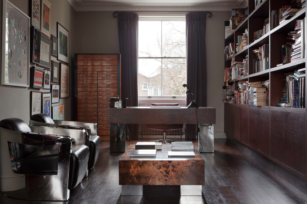 Imagen de despacho actual con paredes grises, suelo de madera oscura y escritorio independiente
