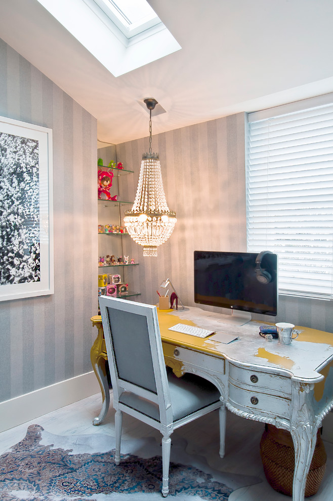 Modernes Arbeitszimmer mit blauer Wandfarbe und freistehendem Schreibtisch in London