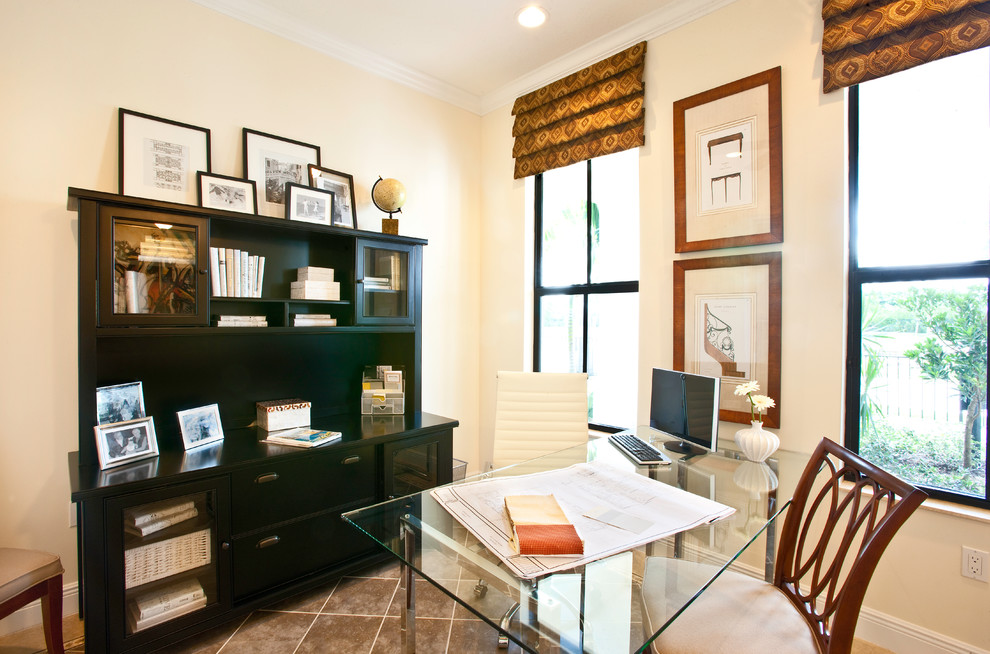 マイアミにある低価格のコンテンポラリースタイルのおしゃれな書斎 (白い壁、セラミックタイルの床、自立型机) の写真