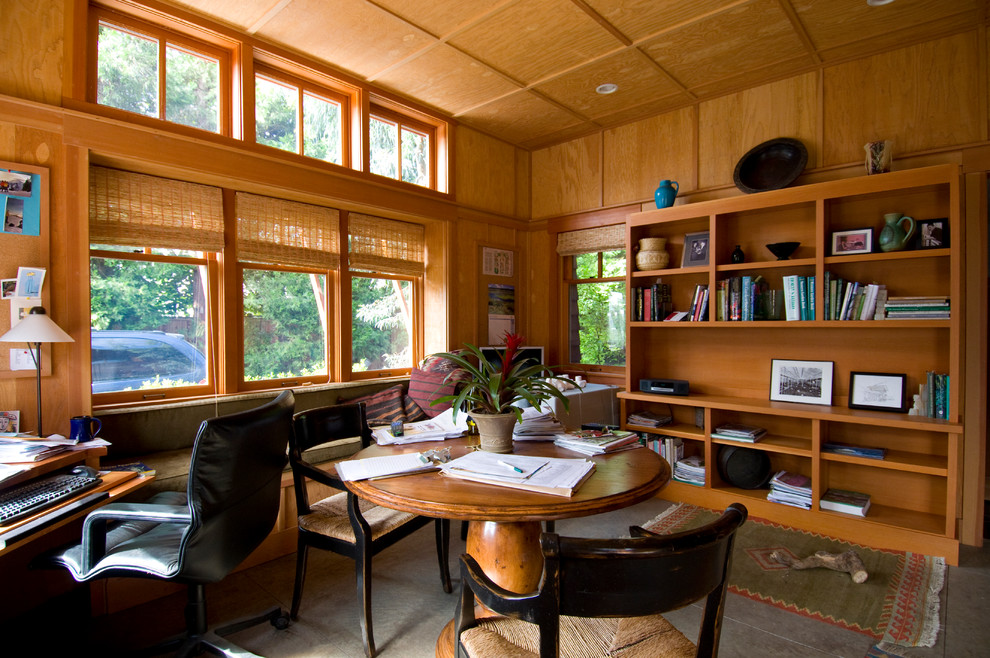 Kleines Klassisches Arbeitszimmer mit Arbeitsplatz, Betonboden und freistehendem Schreibtisch in Portland