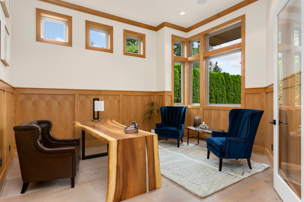 Ejemplo de despacho contemporáneo con paredes blancas, suelo de madera en tonos medios, escritorio independiente, suelo marrón y boiserie
