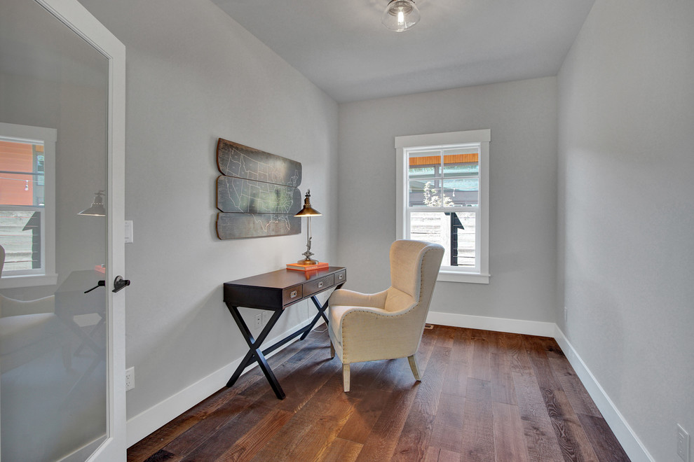 Esempio di un piccolo ufficio american style con pareti grigie, pavimento in legno massello medio e pavimento marrone