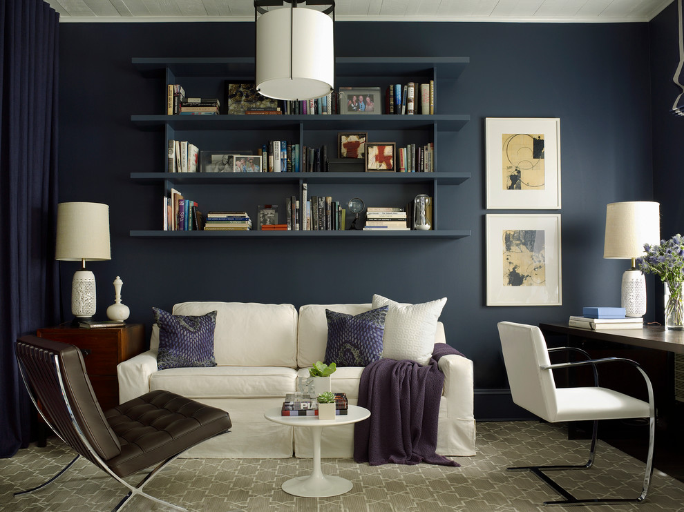 Exempel på ett arbetsrum, med blå väggar