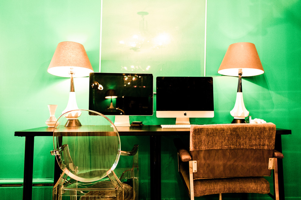 Idée de décoration pour un petit bureau bohème avec un mur vert, parquet foncé et un bureau indépendant.