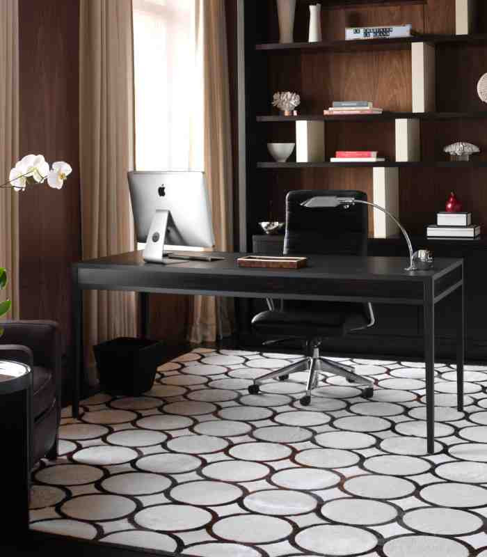 Réalisation d'un petit bureau minimaliste avec un mur marron, un sol en carrelage de porcelaine, un bureau indépendant et un sol blanc.