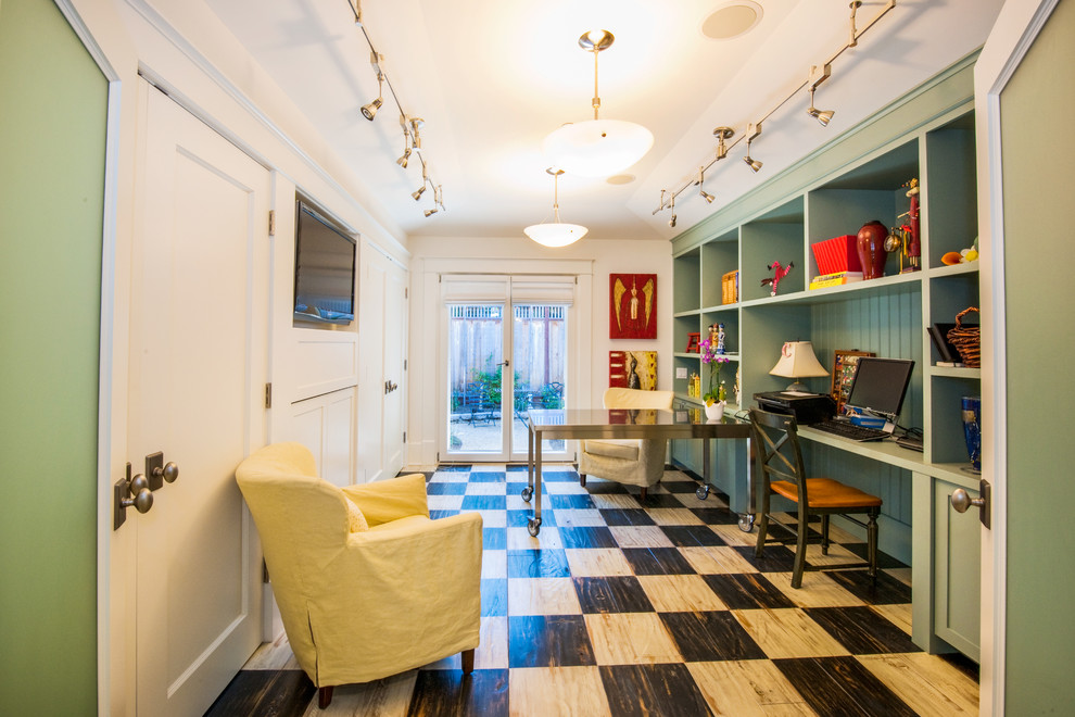 Mittelgroßes Modernes Arbeitszimmer ohne Kamin mit Studio, grüner Wandfarbe, freistehendem Schreibtisch, gebeiztem Holzboden und schwarzem Boden in San Francisco