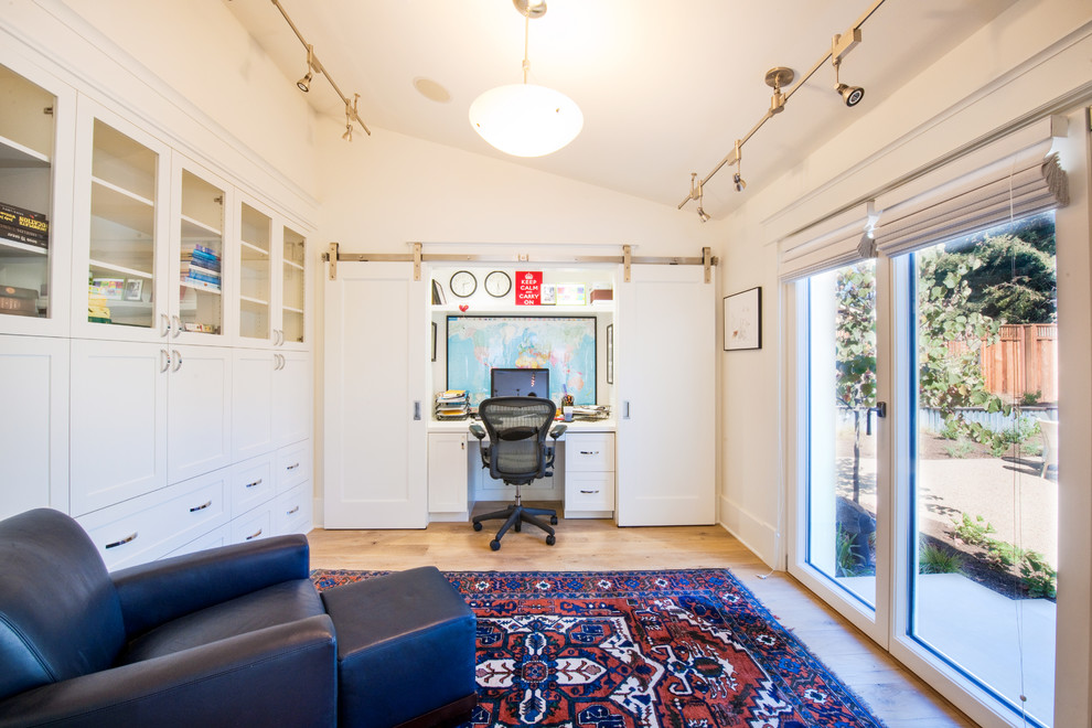 Foto di un ufficio chic di medie dimensioni con pareti bianche, parquet chiaro, nessun camino, scrivania incassata e pavimento beige