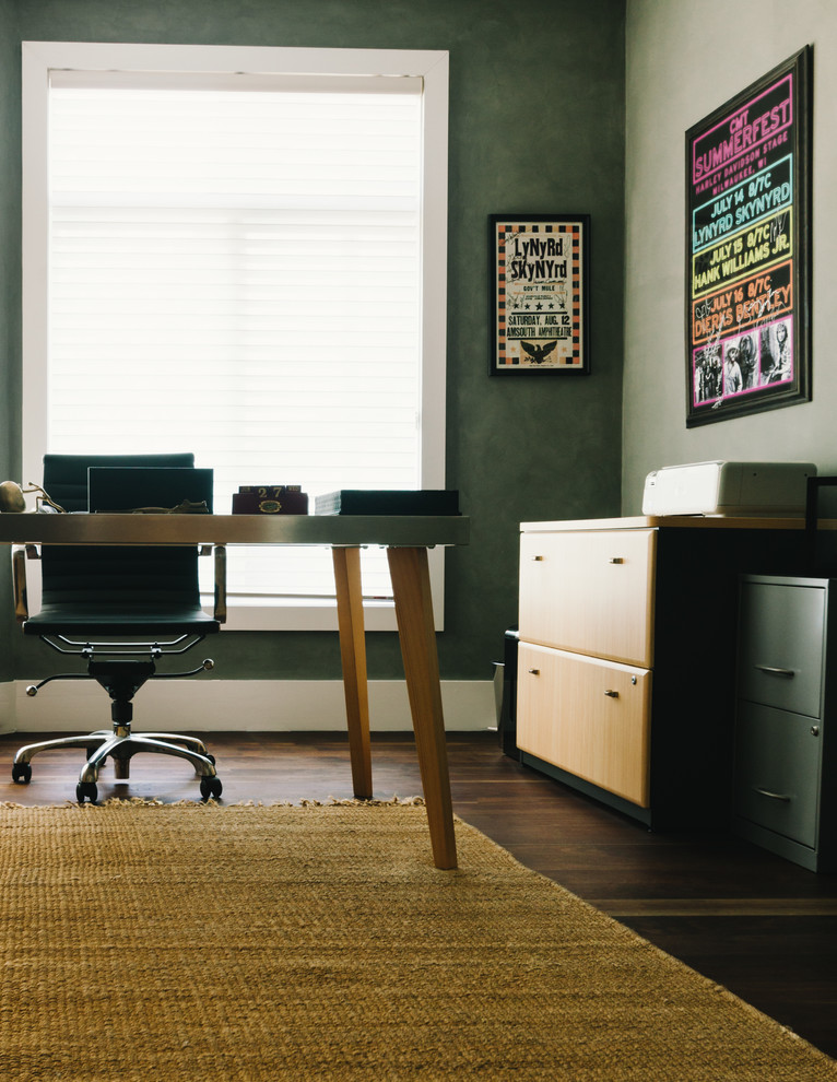 Modelo de despacho actual de tamaño medio con paredes multicolor, suelo de madera oscura, escritorio independiente y suelo marrón