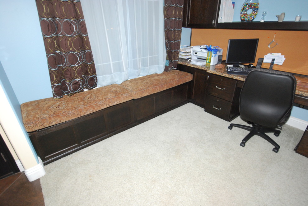 Exempel på ett mellanstort klassiskt arbetsrum, med blå väggar, heltäckningsmatta och ett inbyggt skrivbord