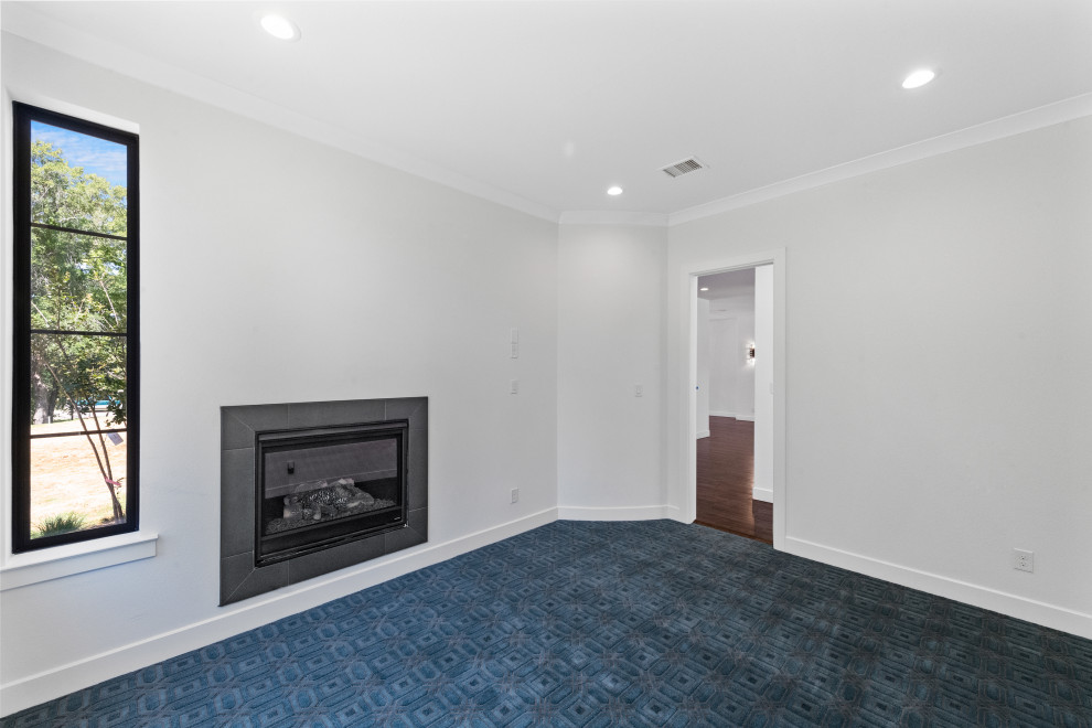 Cette photo montre un bureau tendance de taille moyenne avec un mur blanc, moquette, une cheminée standard, un manteau de cheminée en carrelage, un bureau indépendant et un sol bleu.