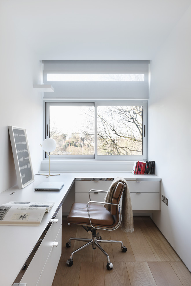 Idee per una stanza da lavoro minimalista di medie dimensioni con pareti nere, pavimento con piastrelle in ceramica e pavimento marrone