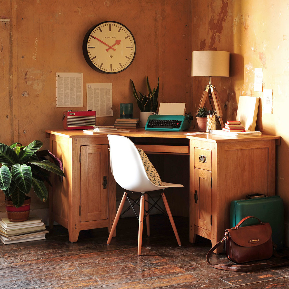 Cette photo montre un bureau nature de taille moyenne avec un mur multicolore et un bureau indépendant.