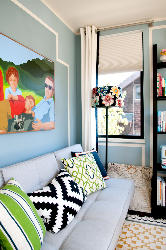 Ispirazione per un piccolo studio tradizionale con pareti blu, parquet scuro e scrivania autoportante