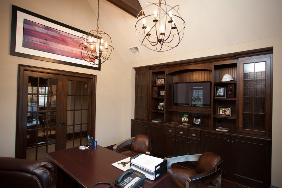 Foto di un ufficio classico di medie dimensioni con pareti beige, moquette, nessun camino e scrivania autoportante