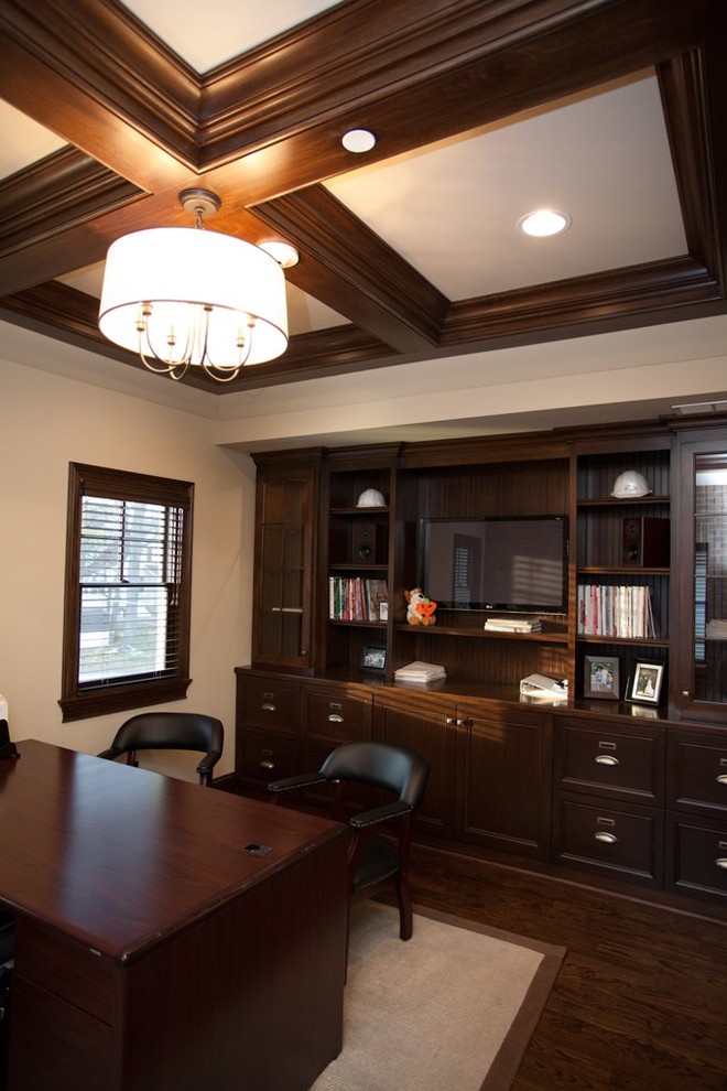 Cette photo montre un bureau chic de taille moyenne avec un mur beige, moquette, aucune cheminée et un bureau indépendant.
