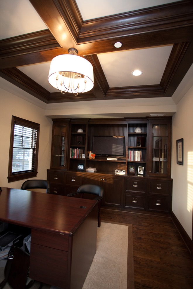 Idées déco pour un bureau classique de taille moyenne avec un mur beige, moquette, aucune cheminée et un bureau indépendant.