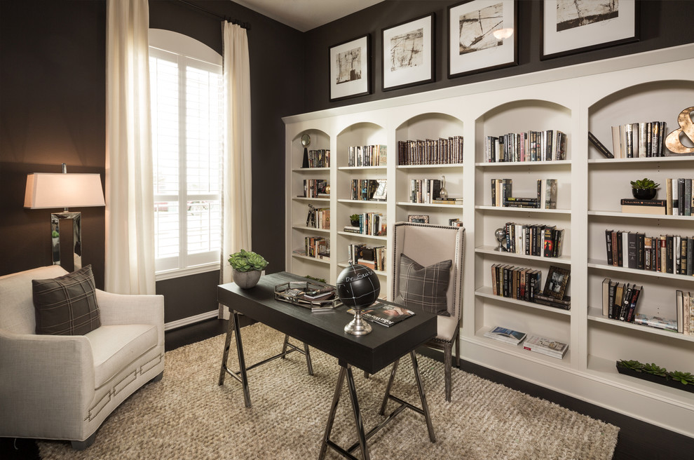 ダラスにあるトランジショナルスタイルのおしゃれな書斎 (グレーの壁、濃色無垢フローリング、自立型机) の写真