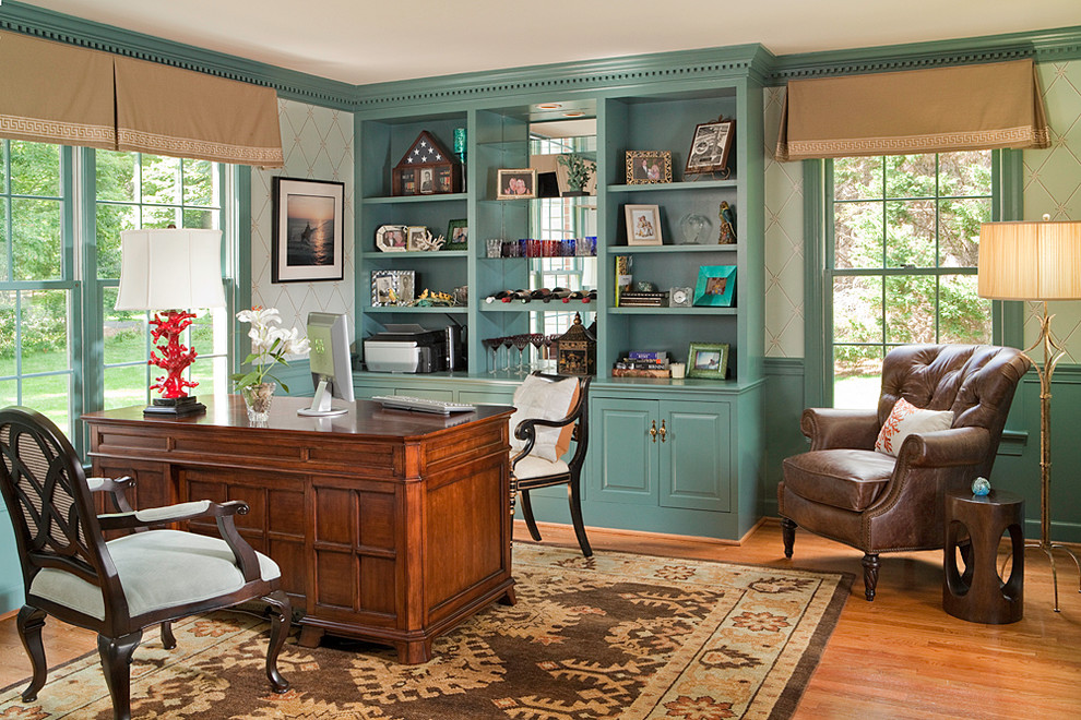 Idéer för att renovera ett vintage arbetsrum, med mellanmörkt trägolv, ett fristående skrivbord och beiget golv