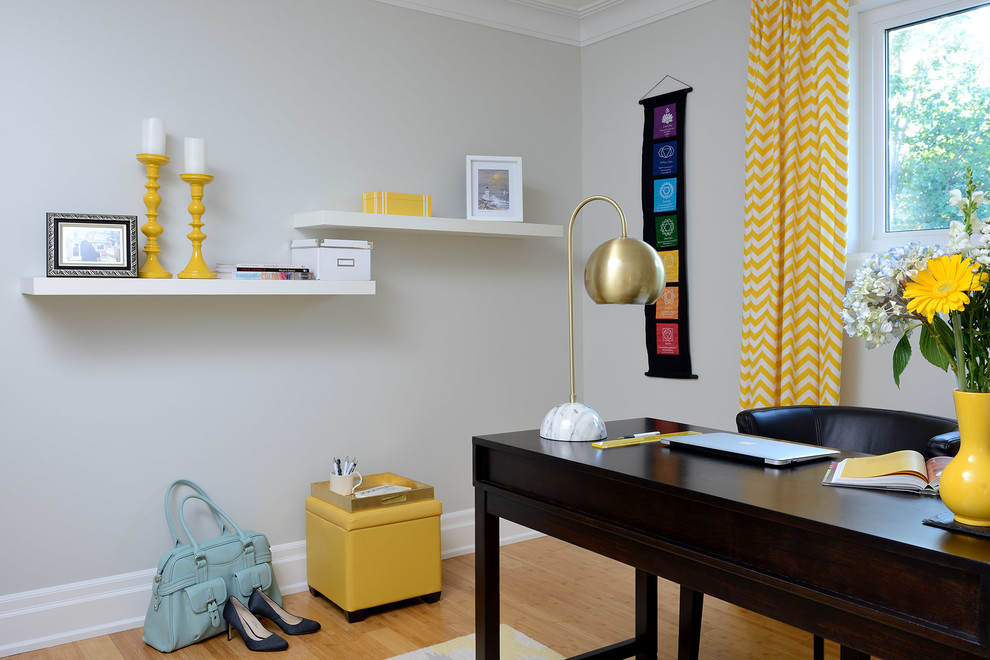 Mittelgroßes Modernes Arbeitszimmer mit Studio, grauer Wandfarbe, Bambusparkett, freistehendem Schreibtisch und braunem Boden in Toronto