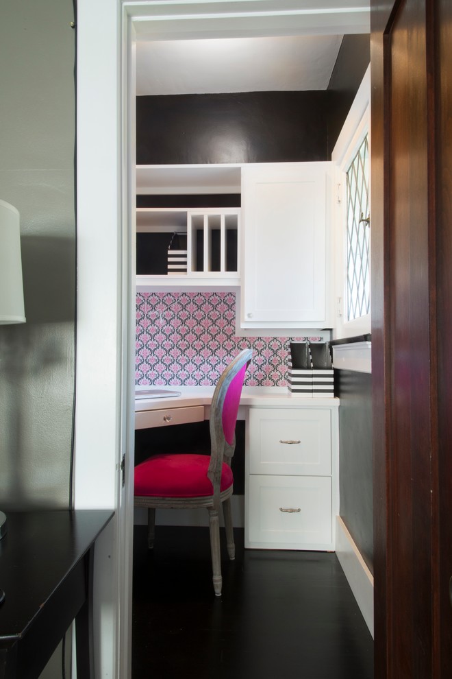 Ejemplo de despacho romántico de tamaño medio sin chimenea con suelo de madera oscura, escritorio empotrado y paredes negras
