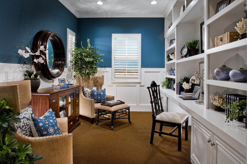 Стильный дизайн: рабочее место среднего размера в морском стиле с синими стенами, ковровым покрытием, встроенным рабочим столом и коричневым полом без камина - последний тренд
