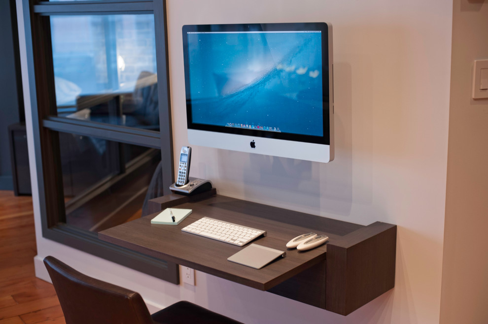 Imagen de despacho contemporáneo pequeño sin chimenea con paredes beige, suelo de madera clara y escritorio empotrado