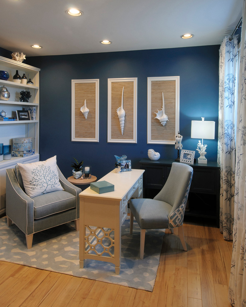 Idée de décoration pour un petit bureau marin avec un mur bleu, parquet clair, aucune cheminée et un bureau indépendant.