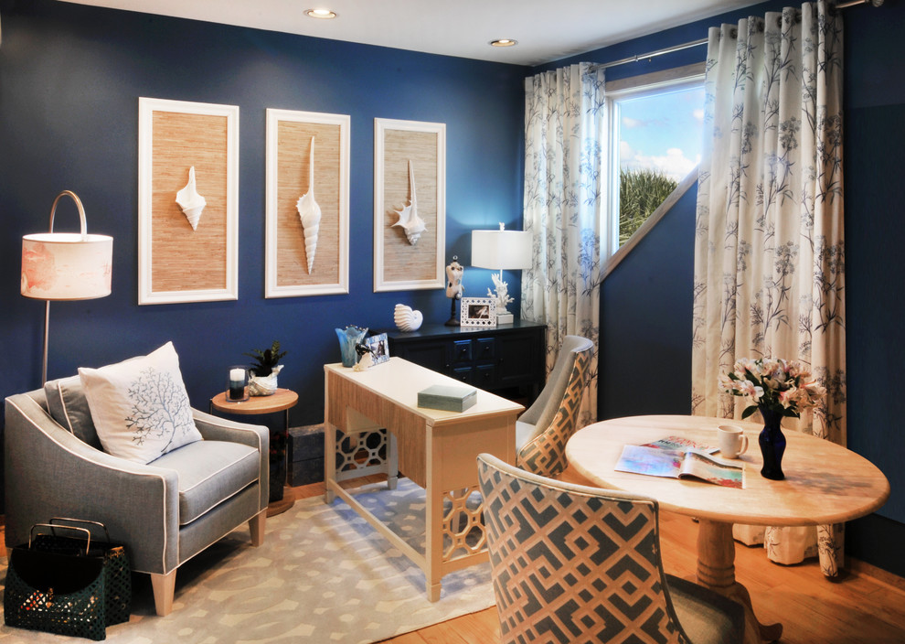 Kleines Maritimes Nähzimmer ohne Kamin mit blauer Wandfarbe, hellem Holzboden und freistehendem Schreibtisch in Miami
