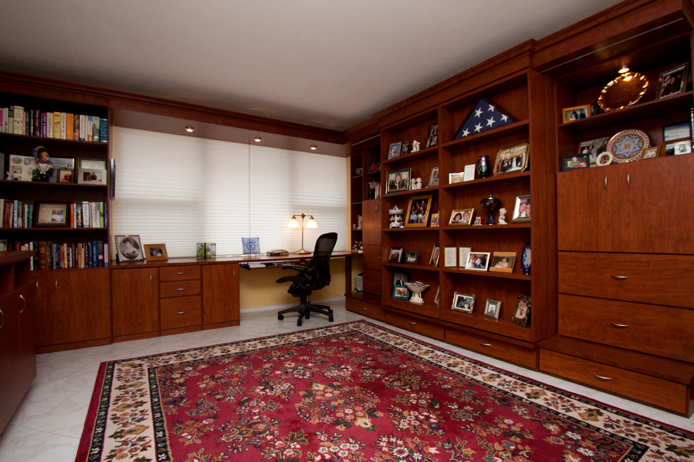 Idées déco pour un grand bureau classique avec un mur marron, un sol en carrelage de céramique et un bureau intégré.