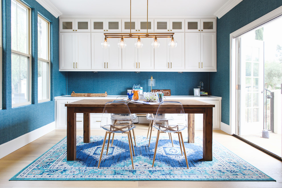 На фото: кабинет в морском стиле с синими стенами, светлым паркетным полом и отдельно стоящим рабочим столом без камина