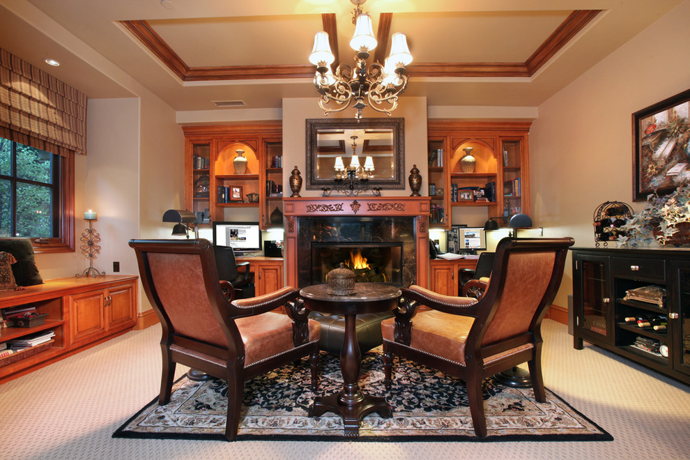 На фото: кабинет в классическом стиле с бежевыми стенами, ковровым покрытием и встроенным рабочим столом