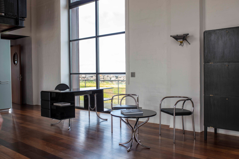 Imagen de despacho abovedado nórdico grande con paredes blancas, suelo de madera en tonos medios, escritorio independiente, suelo marrón y ladrillo