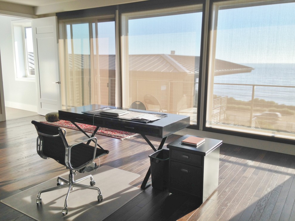 Свежая идея для дизайна: большой кабинет в современном стиле с серыми стенами, паркетным полом среднего тона и отдельно стоящим рабочим столом - отличное фото интерьера