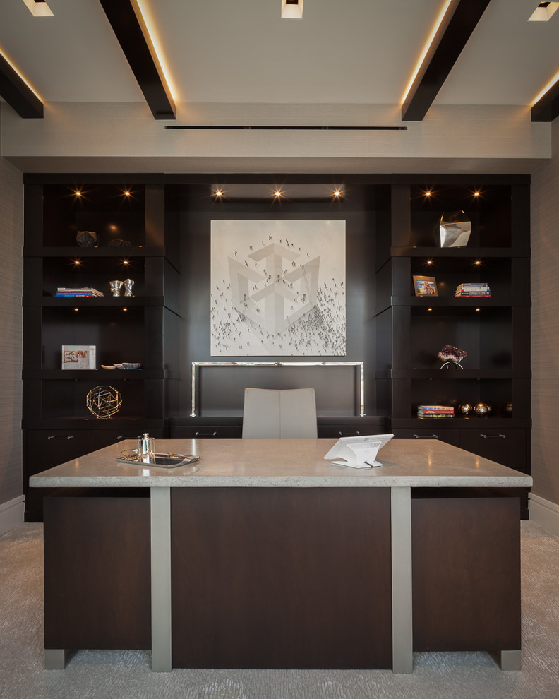Diseño de despacho contemporáneo de tamaño medio sin chimenea con paredes grises, suelo de baldosas de cerámica, escritorio independiente y suelo gris
