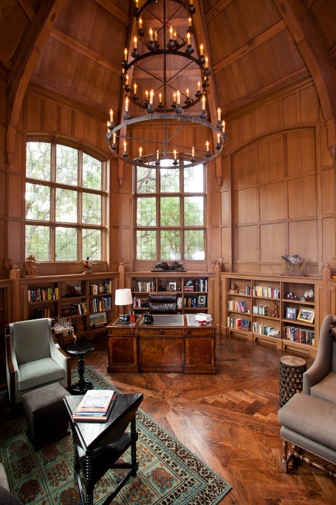 オースティンにあるトラディショナルスタイルのおしゃれなホームオフィス・書斎 (濃色無垢フローリング、自立型机) の写真