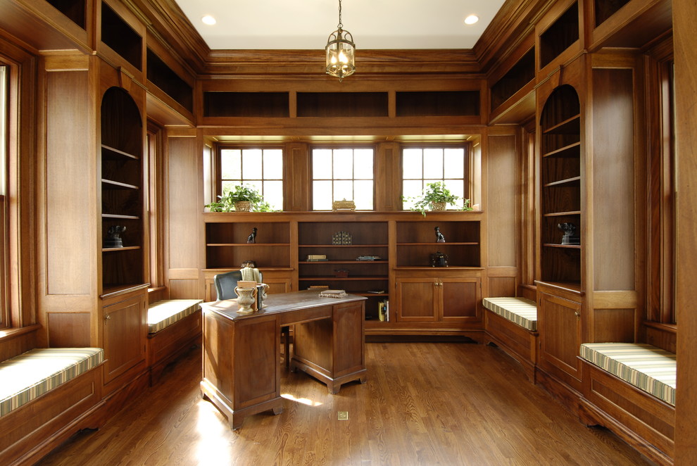 Пример оригинального дизайна: кабинет в классическом стиле с паркетным полом среднего тона и отдельно стоящим рабочим столом
