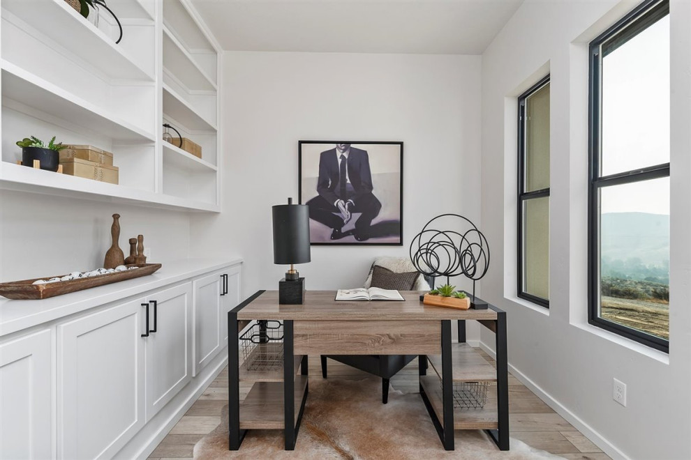 Стильный дизайн: рабочее место среднего размера в стиле модернизм с серыми стенами, встроенным рабочим столом, полом из ламината и коричневым полом без камина - последний тренд