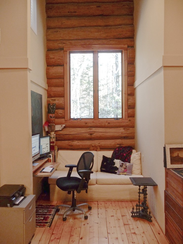 ニューヨークにある高級な広いラスティックスタイルのおしゃれなホームオフィス・書斎 (ベージュの壁、淡色無垢フローリング、造り付け机) の写真
