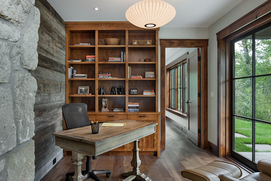 Idéer för att renovera ett litet vintage arbetsrum, med ett bibliotek, mellanmörkt trägolv, ett fristående skrivbord, brunt golv och grå väggar