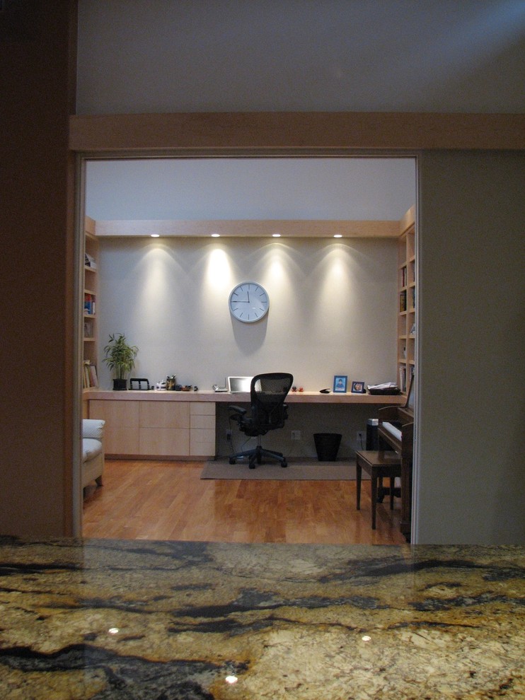 Photo of a contemporary home office in San Francisco.