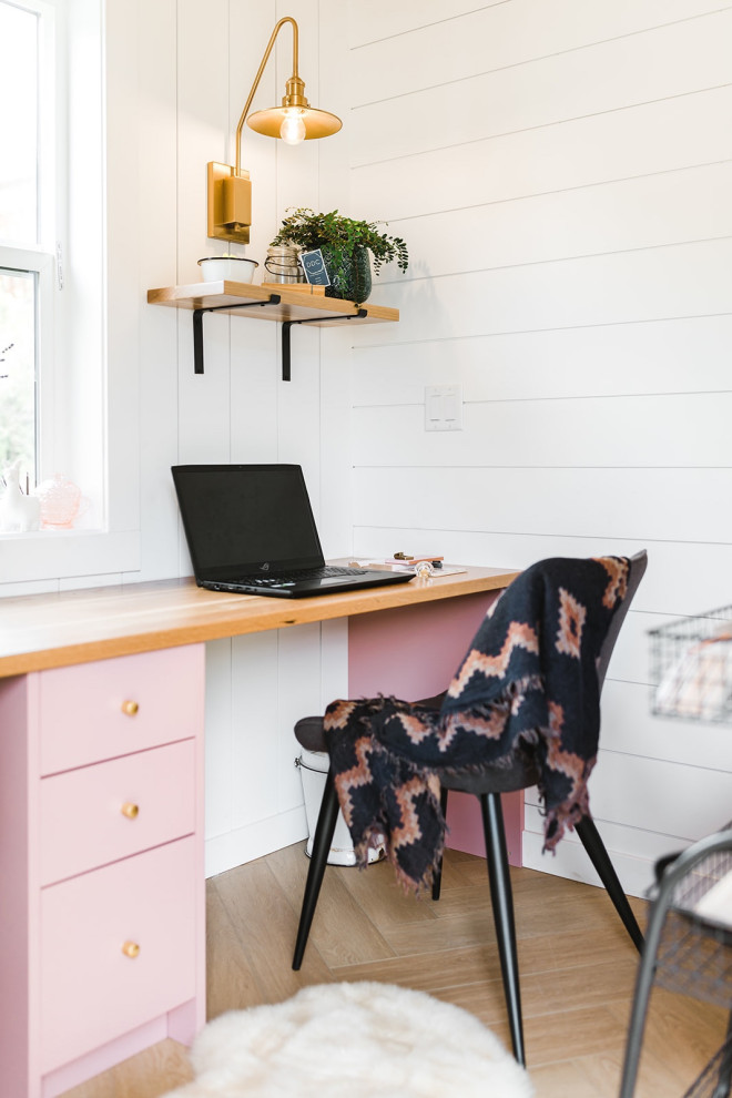 Immagine di una piccola stanza da lavoro country con pareti bianche, pavimento in vinile, scrivania incassata, soffitto in legno, pareti in perlinato e pavimento marrone