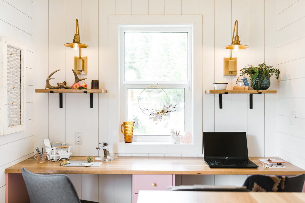 Réalisation d'un petit bureau atelier champêtre avec un mur blanc, un sol en vinyl, un bureau intégré, un sol marron, un plafond en bois et du lambris de bois.