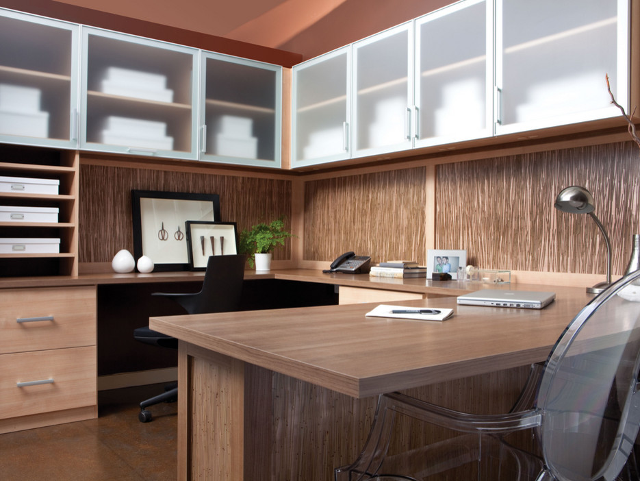 Inredning av ett klassiskt arbetsrum, med bruna väggar och ett fristående skrivbord