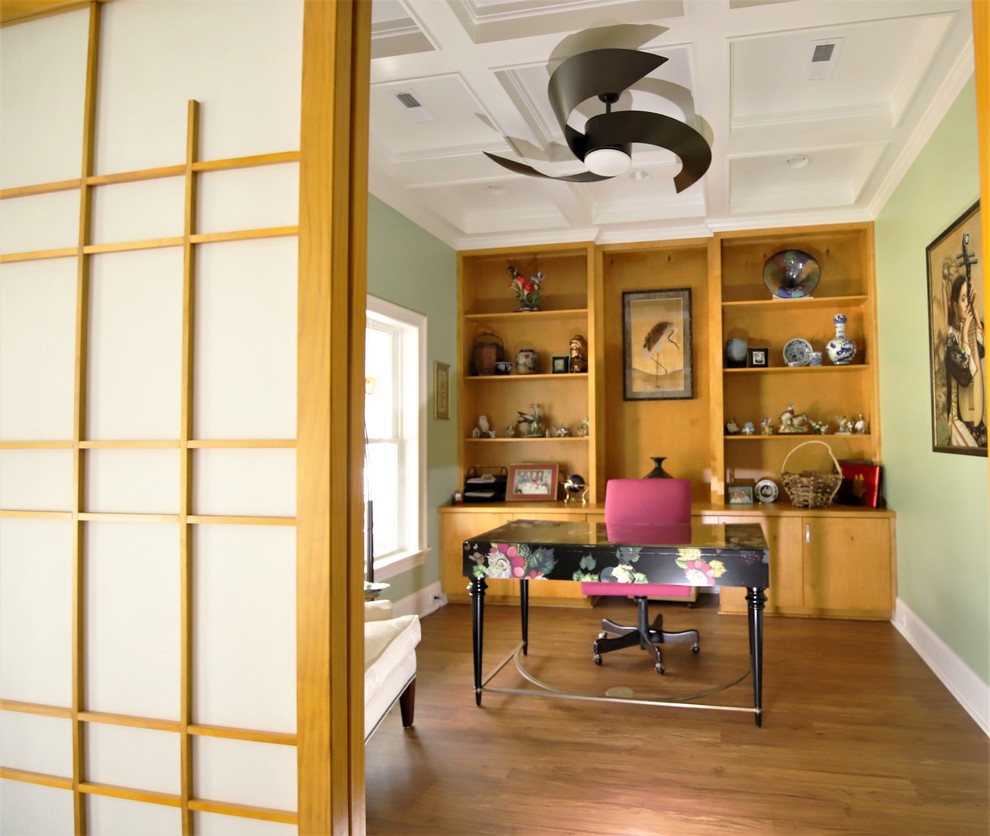ローリーにある高級な中くらいなアジアンスタイルのおしゃれなホームオフィス・書斎 (ライブラリー、緑の壁、クッションフロア、暖炉なし、自立型机、茶色い床) の写真
