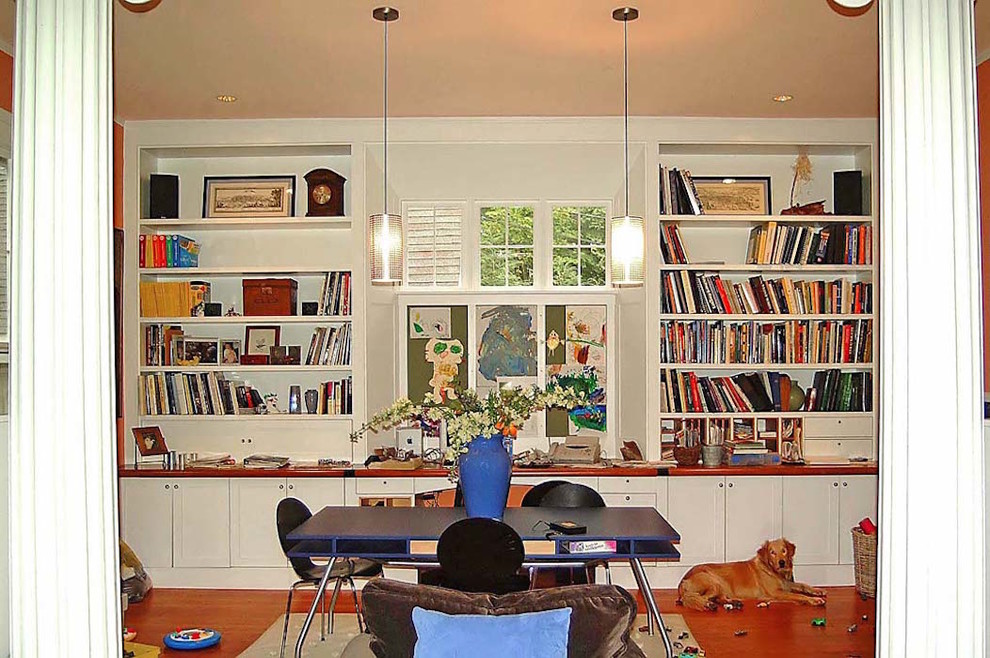 Ispirazione per un grande studio tradizionale con pareti bianche, pavimento in legno massello medio e scrivania autoportante