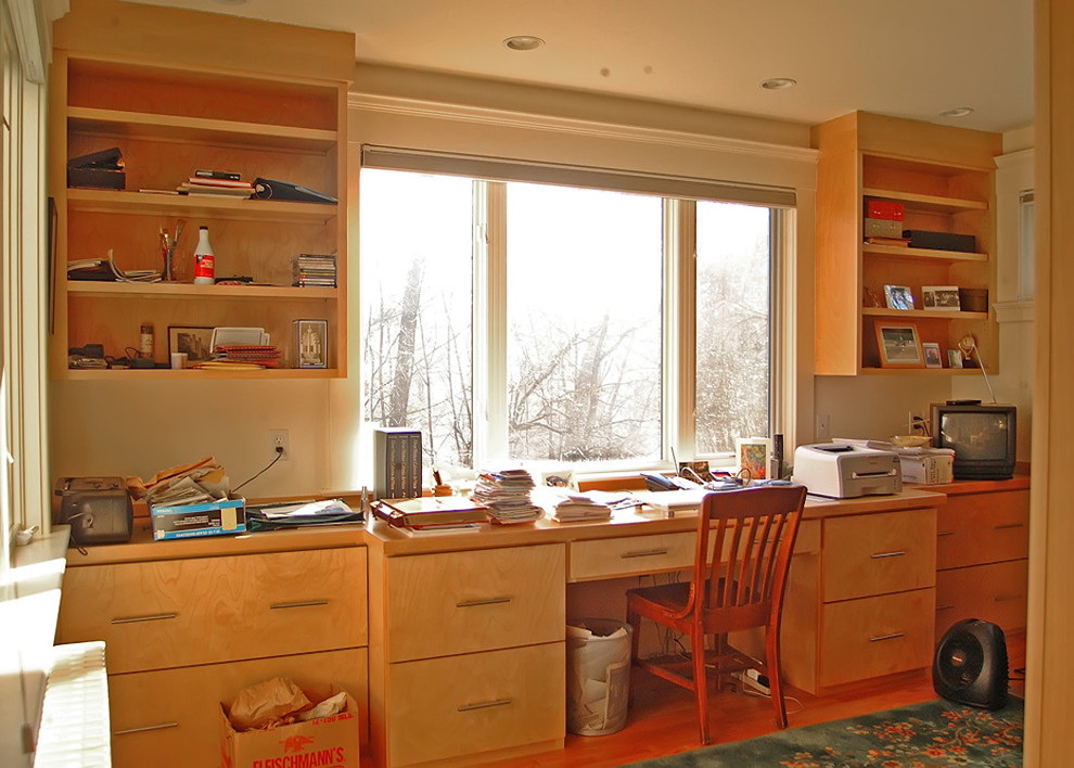 Idee per uno studio chic di medie dimensioni con pareti beige, pavimento in legno massello medio e scrivania incassata