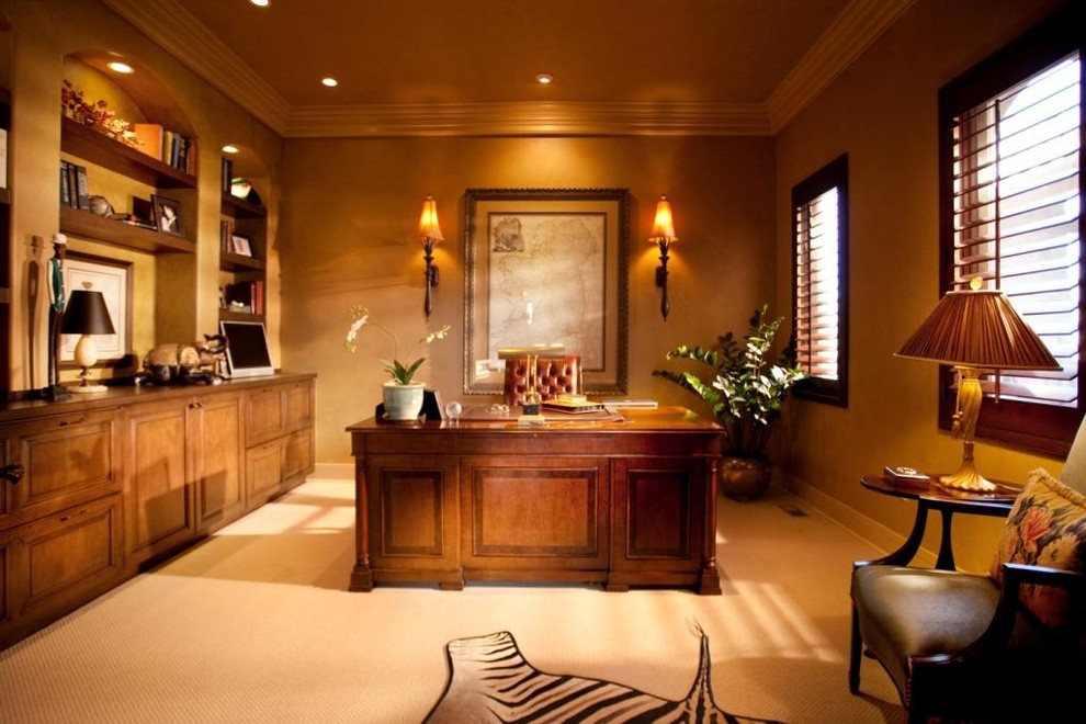 Cette image montre un bureau traditionnel avec un mur marron, moquette et un bureau indépendant.