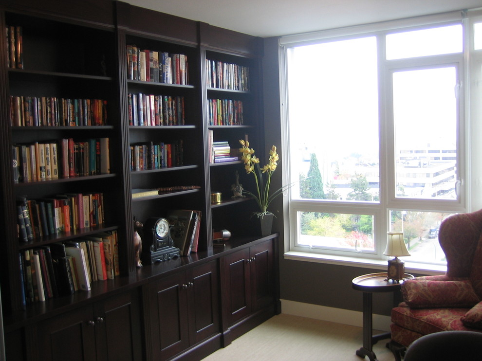 This is an example of a classic home office in Vancouver.
