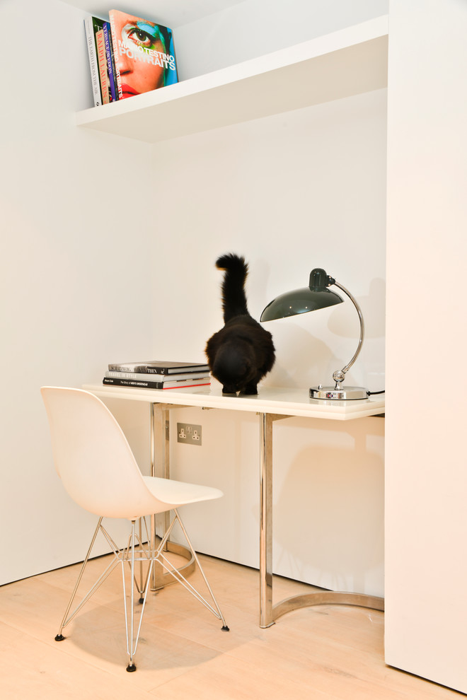 Ispirazione per un piccolo studio contemporaneo con pareti bianche, parquet chiaro e scrivania autoportante